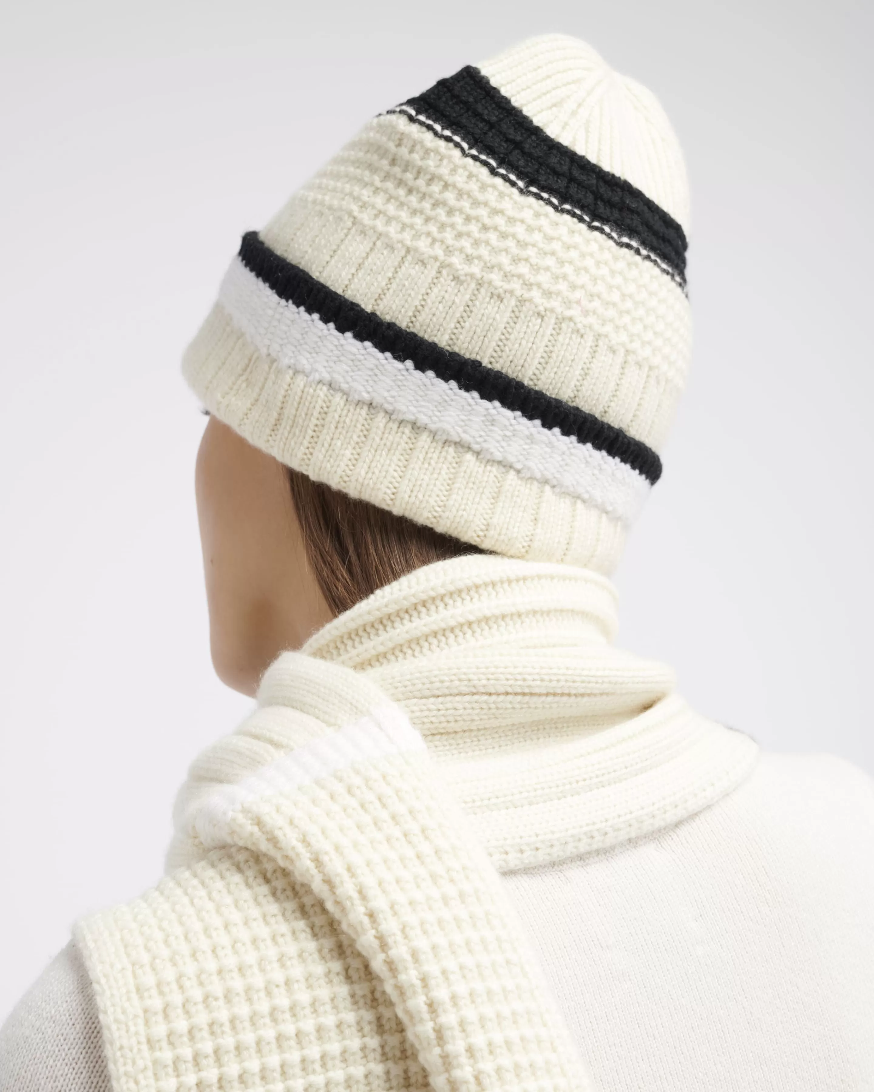 Barrie Textured Beanie Hat In Cashmere Shop